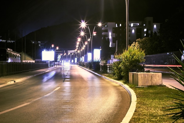 Strada notturna nella città di budva montenegro balcani europa