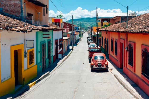 Strada panoramica e colorata di una città messicana in estate