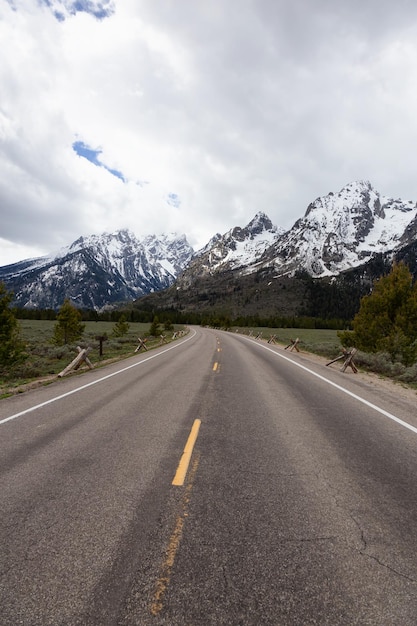 Strada panoramica e montagne innevate nel paesaggio americano