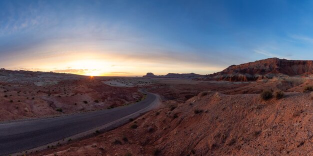 Strada panoramica in montagne di roccia rossa nel deserto all'alba colorata