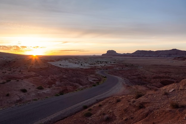 Strada panoramica in montagne di roccia rossa nel deserto all'alba