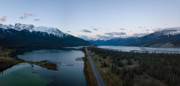 Strada panoramica in un paesaggio canadese