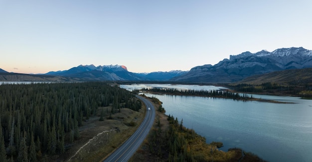 Strada panoramica in un paesaggio canadese