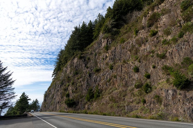 Strada panoramica. Strada di montagna in Oregon, USA. Modo di viaggio e paesaggio. Percorso automatico e natura.