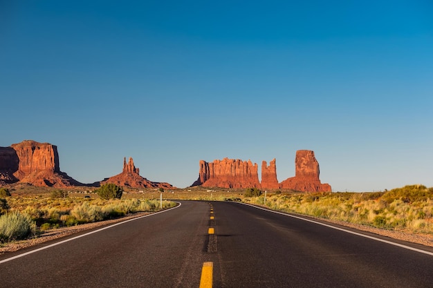 Strada panoramica vuota nella Monument Valley