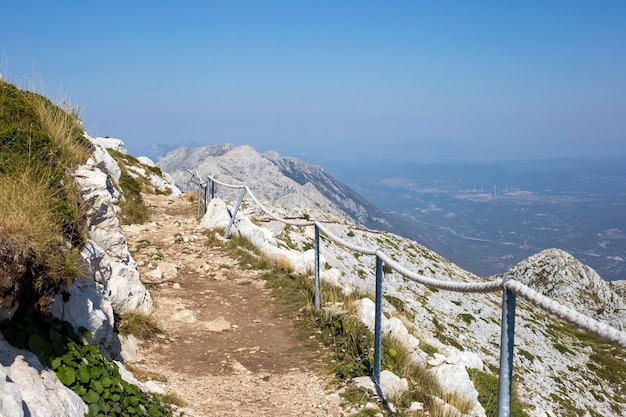 Strada pedonale nelle montagne della Croazia con recinzione in corda