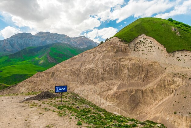 Strada per il villaggio di Laza di alta montagna