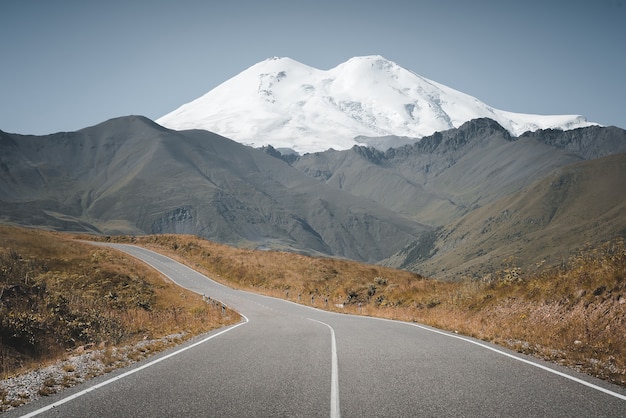 Strada per la montagna Elbrus. Caucaso.