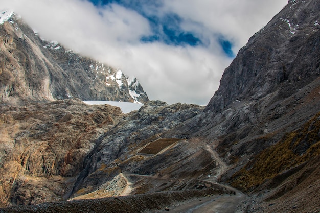 Strada per la nevosa Raura a Oyon Perù Un picco innevato