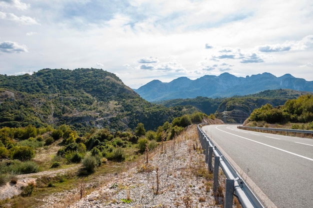 Strada per le nuvole di montagna montenegro nel cielo autunno tarda estate