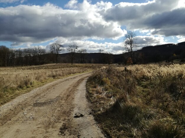 Strada per paesaggio contro il cielo