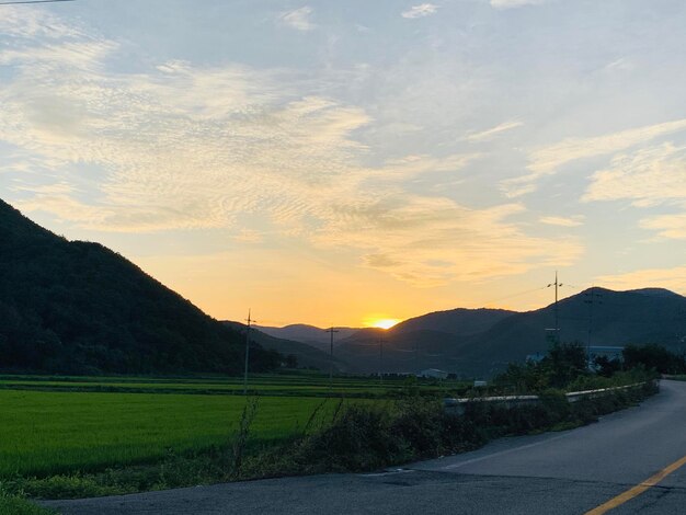 Strada per terra contro il cielo durante il tramonto