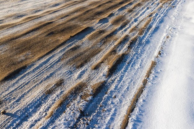 Strada pericolosa in inverno dopo la nevicata
