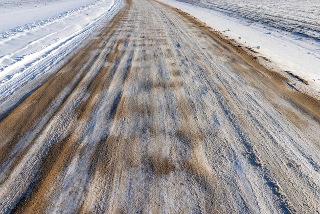 Strada pericolosa in inverno dopo la nevicata