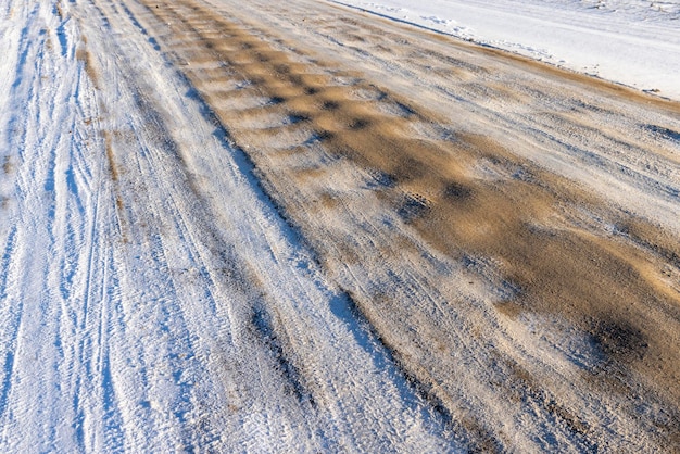 Strada pericolosa in inverno dopo la nevicata