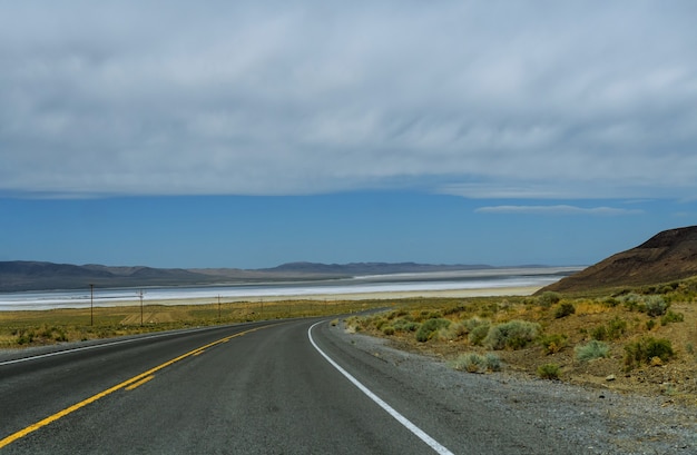 Strada principale degli Stati Uniti con le indicazioni per andare all'autostrada sopraelevata dell'asfalto di vista aerea di panorama