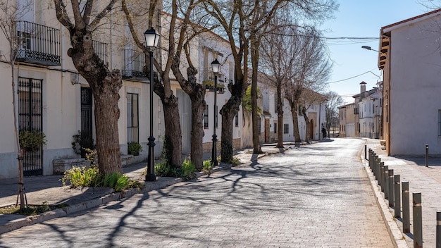 Strada principale di vecchie case nel tranquillo villaggio di Pezuela Torres a Madrid