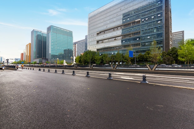 Strada principale vuota con paesaggio urbano di Chengdu, Cina