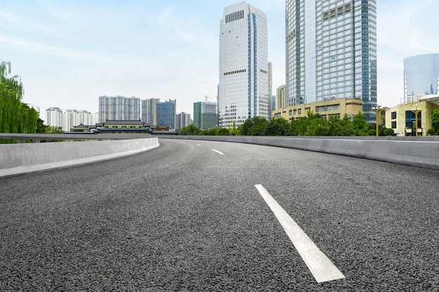 Strada principale vuota con paesaggio urbano di Chengdu, Cina