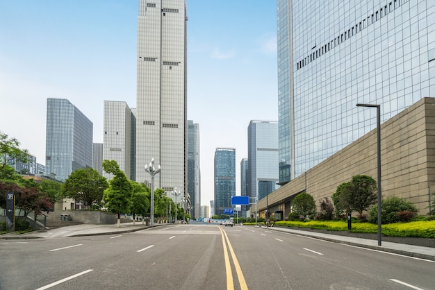 Strada principale vuota con paesaggio urbano di Chongqing, Cina