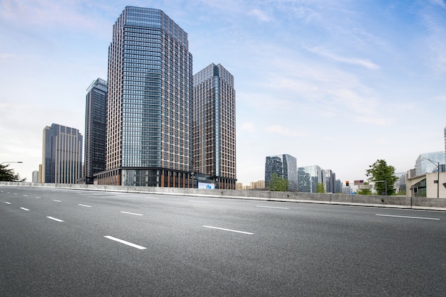 Strada principale vuota con paesaggio urbano e orizzonte di Chengdu, Cina