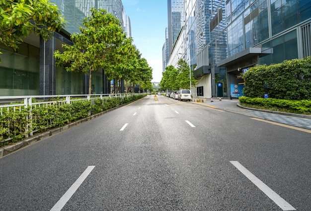 Strada principale vuota con paesaggio urbano e orizzonte di shenzhen, Cina.