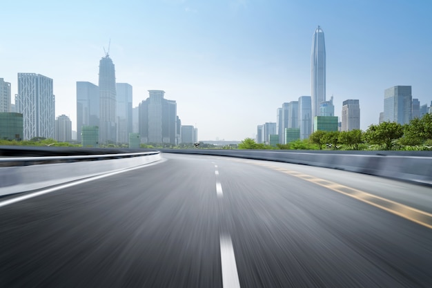 Strada principale vuota con paesaggio urbano e orizzonte di shenzhen, Cina.