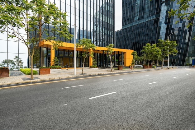 Strada principale vuota con paesaggio urbano e orizzonte di Shenzhen, Cina.