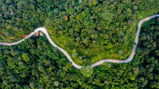 Strada rurale dei percorsi di montagna di vista aerea fra la città a doi chang chiang rai tailandia