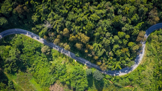 Strada rurale dei percorsi di montagna di vista aerea fra la città a doi chang chiang rai tailandia