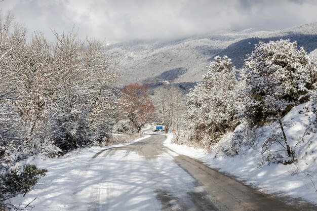 Strada rurale nelle pittoresche montagne in una giornata invernale Grecia Peloponneso