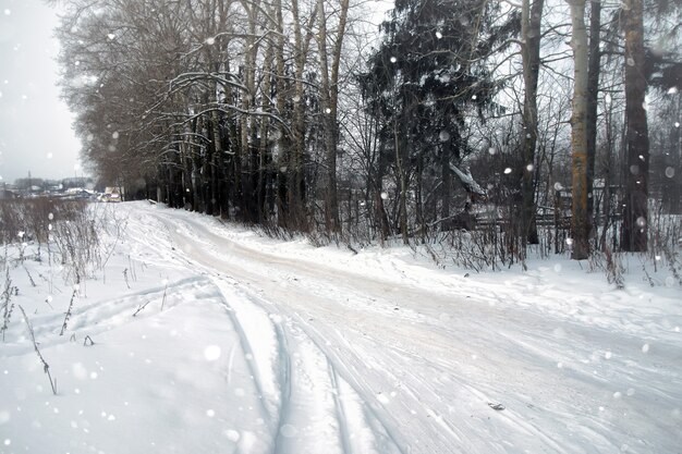 Strada rustica di neve invernale