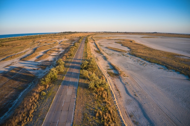 Strada selvaggia vicino al mare