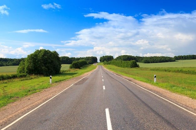 Strada, situata in campagna nella stagione primaverile estiva