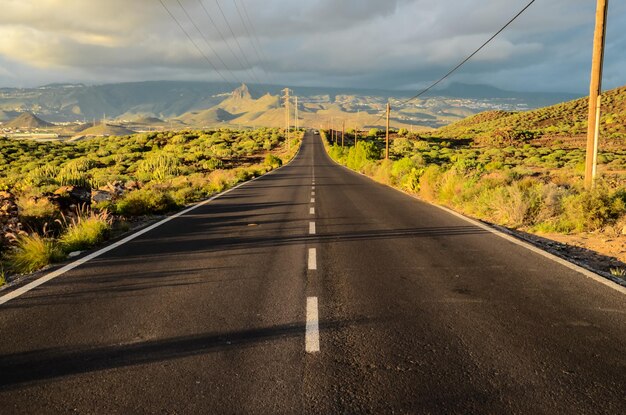 Strada solitaria nel deserto