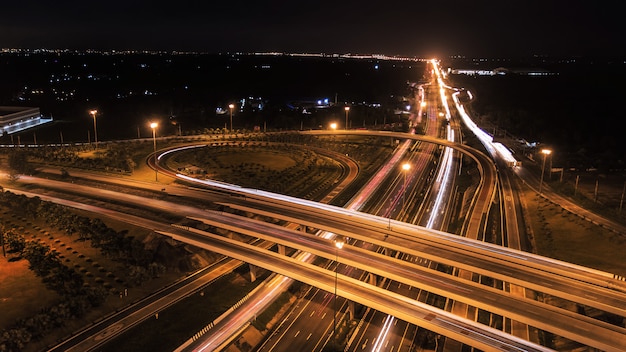 Strada sopra la strada della città di notte