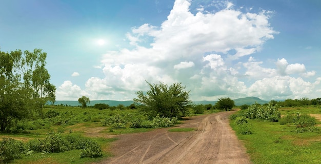 Strada sterrata in campagna con cielo sereno