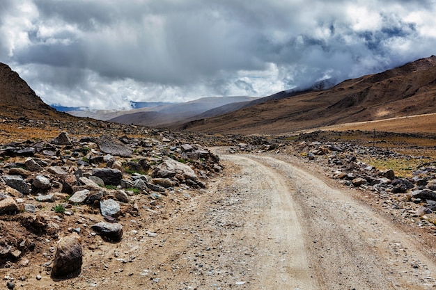 Strada sterrata in Himalaya