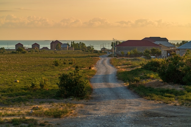 Strada sterrata in un paesino in riva al mare