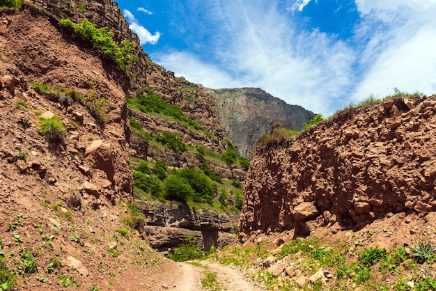 Strada sterrata in zona rocciosa di montagna