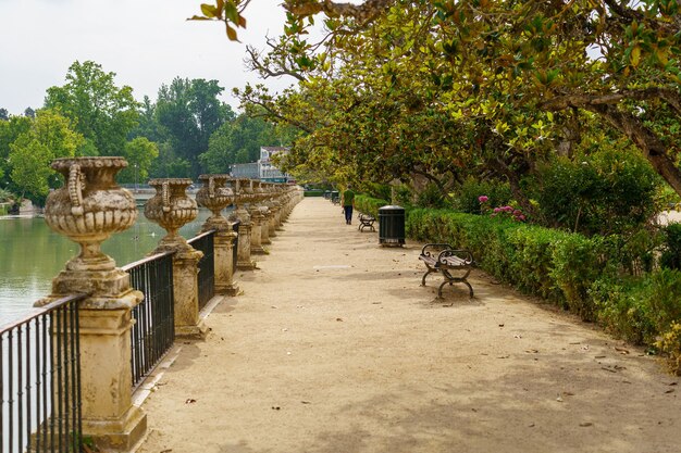 Strada sterrata nel parco vicino al fiume Tago e gente che cammina e riposa