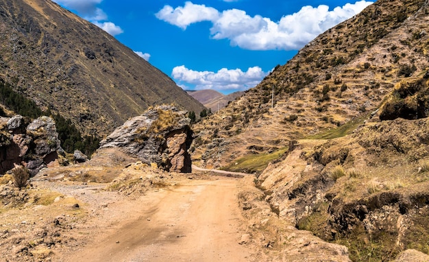 Strada sterrata per le montagne arcobaleno di Palccoyo in Perù