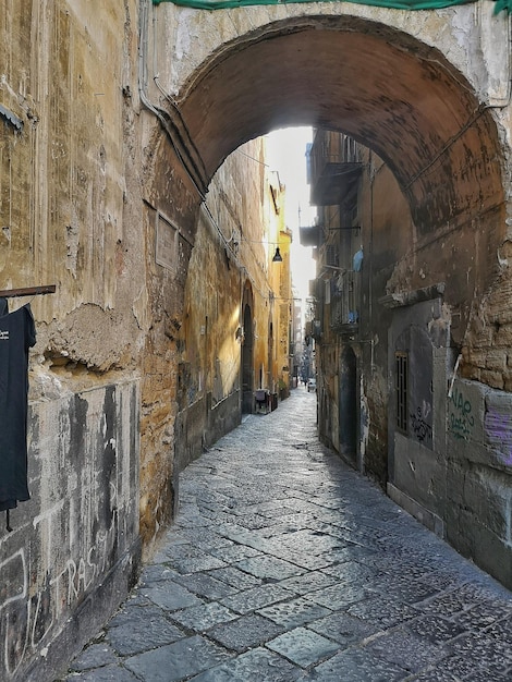 Strada stretta a Napoli, in Italia