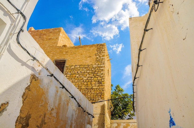 Strada stretta con case bianche ad Hammamet Tunisia