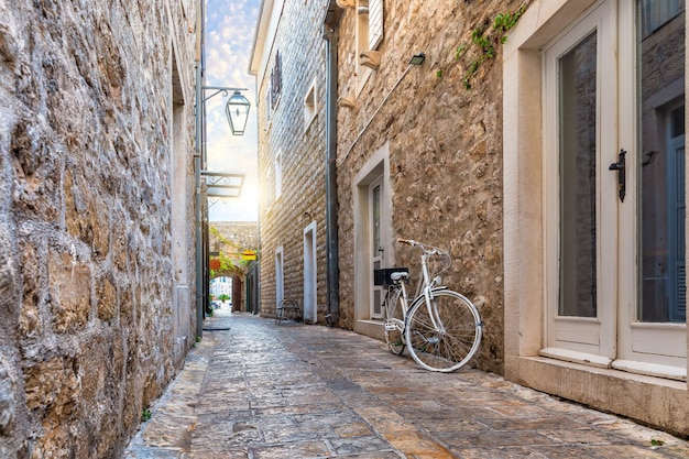 Strada stretta europea nella città vecchia di Budva Montenegro