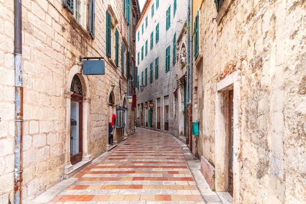 Strada stretta europea nella città vecchia di Kotor Montenegro