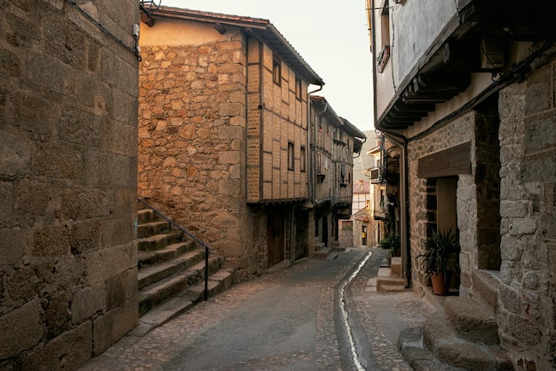 Strada stretta in mezzo a vecchi edifici