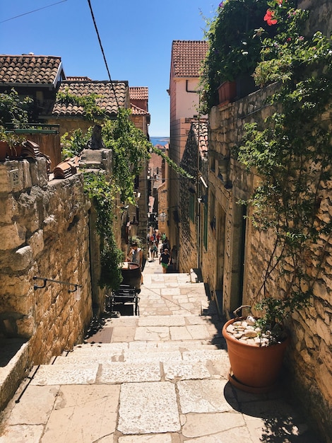 Strada stretta lungo gli edifici