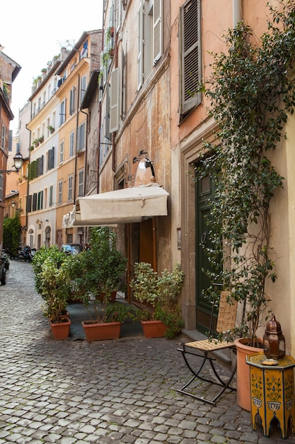 Strada stretta nel centro della città in giornata di sole