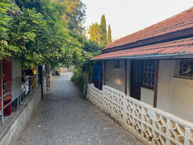 Strada stretta nel centro storico con piccole vecchie case nel caldo paese tropicale orientale turistico